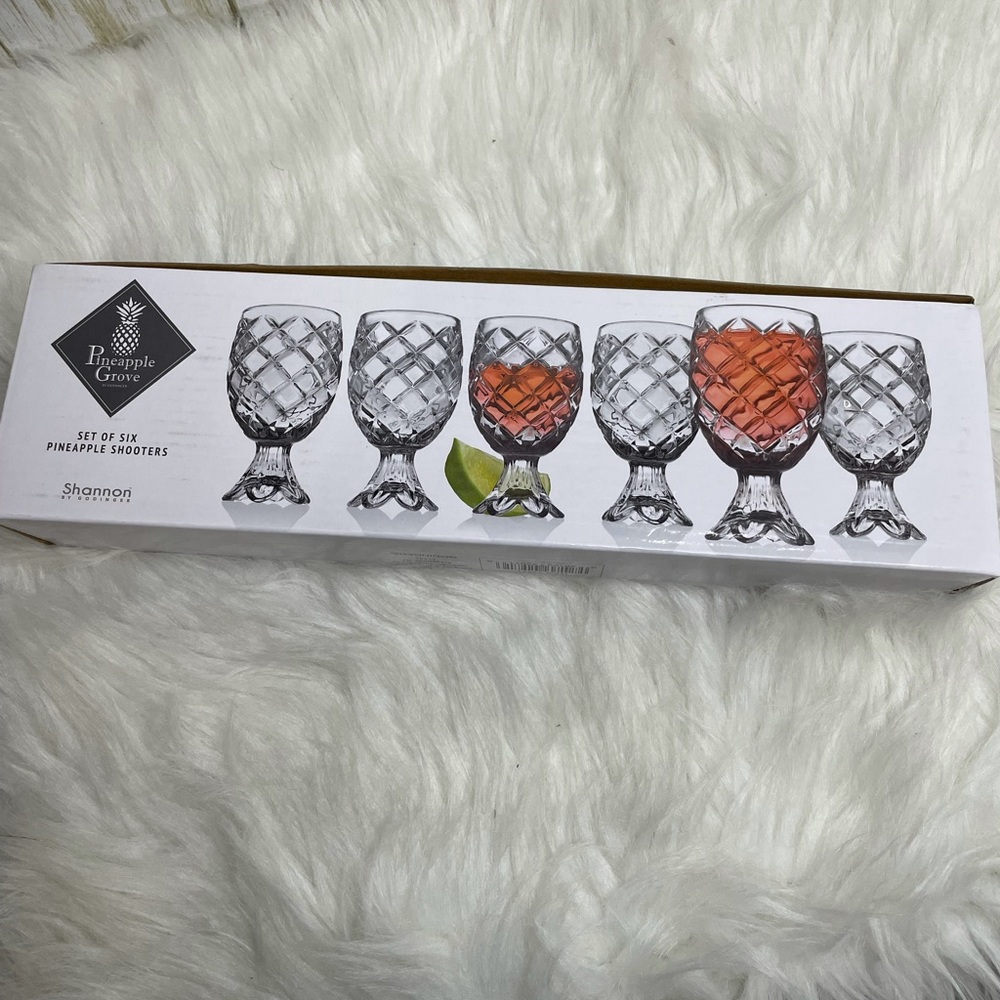 Shannon set of six pineapple shooters